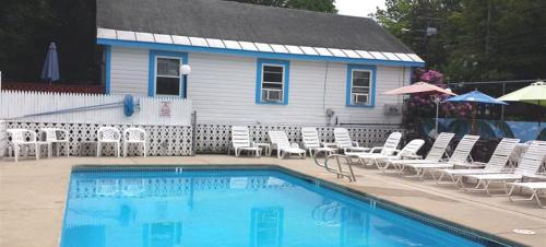 Weirs Beach Motel & Cottages in Weirs Beach, USA