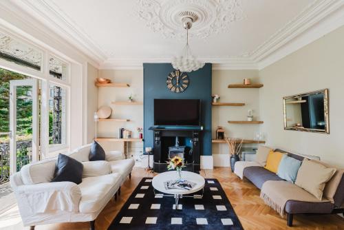 LUXURY Victorian Flat 2 bed 2 bath Flat Sleeps 4 to 7, Londyn