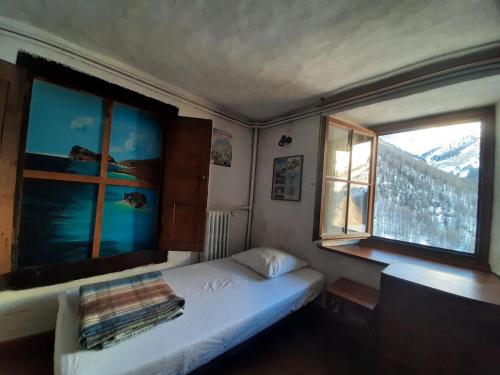 2 twin beds, 1 bunk bed