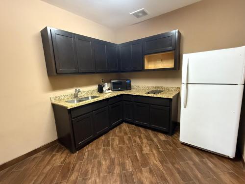 Executive Inn & Suites - image 10
