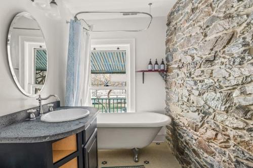 Minutes to Downtown Harpers Ferry Hot Tub in Bolivar (WV)