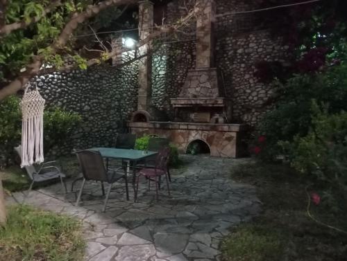 花園, Αρχωντικα στην Τρiχονιδα in 阿格里尼昂