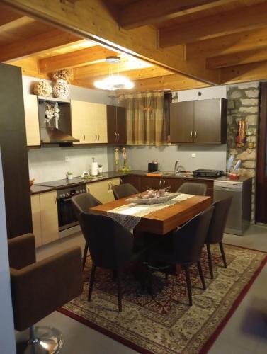 Αρχωντικα στην Τρiχονιδα in 阿格里尼昂