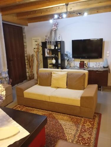 Αρχωντικα στην Τρiχονιδα in 阿格里尼昂