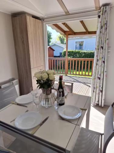 Mobile home with shared pool in Saint-Arnoult