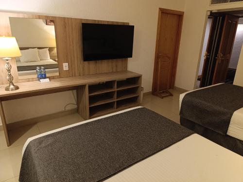 Standard Double Room image 6