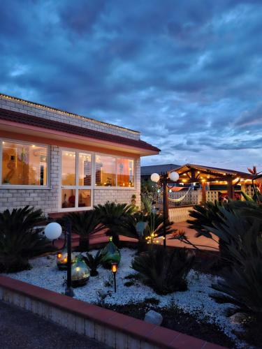 3 bedrooms, 5 beds