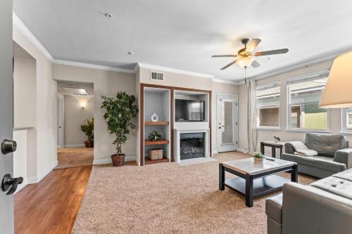 Modern 1BR Reno Retreat · Pool & Spring Events – khách sạn tại South Meadows