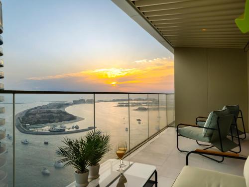 Utra Lux Large 1 BR with Sunset Views and Private Beach, Dubai