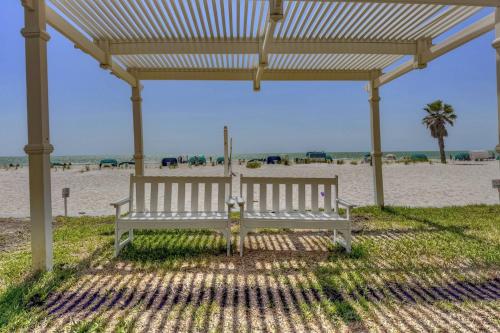 609 - Island Inn - image 40