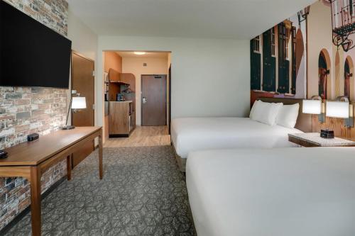 2 queen beds