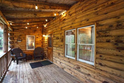 Cozy Log Cabin - Dog Friendly in Halifax, USA
