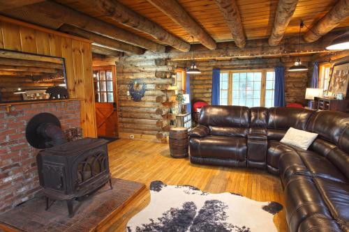 Cozy Log Cabin - Dog Friendly in Halifax, USA