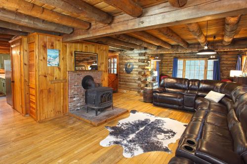 Cozy Log Cabin - Dog Friendly in Halifax, USA