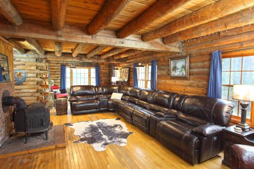 Cozy Log Cabin - Dog Friendly in Halifax, USA