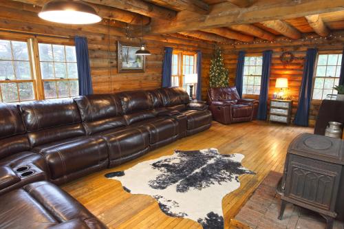 Cozy Log Cabin - Dog Friendly in Halifax, USA