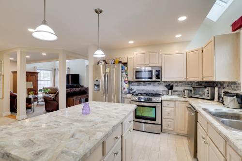 1/2 Mi to Beach: Nature Paradise in Lake View! in Scranton (NY)