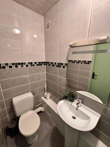 Double Room image 10