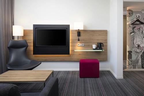 Moxyfied Family Sleeper, Guest room, 1 Queen, Sofa bed image 9