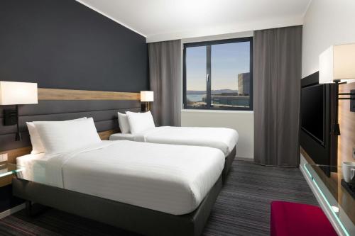 Moxy Double Sleeper, Guest room, 2 Twin/Single Bed(s) image 4
