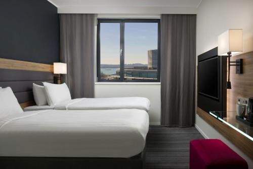 Moxy Double Sleeper, Guest room, 2 Twin/Single Bed(s) image 3