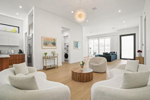 Modern HIGH END High Ceiling 3BD Central LA
