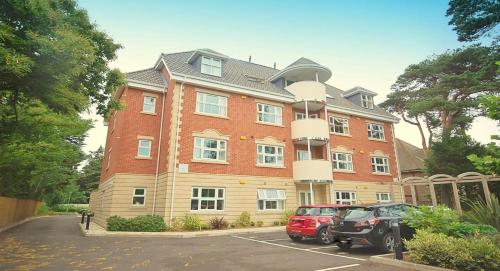 2 bed apartment, walk to beach, parking, high speed wifi