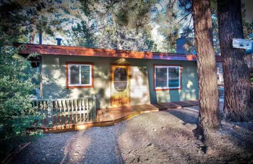 Sugar Pine Escape w Hot-Tub & Forest Backyard!