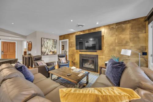 Main St Gem Luxe 3BR with Hot Tub & Views