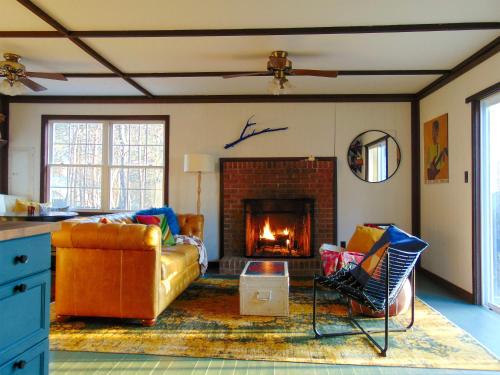 Cozy & Curated w Fire Pit Fireplace & Fast WiFi in New Market (VA)