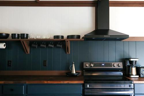 Küche, Cozy & Curated w Fire Pit Fireplace & Fast WiFi in New Market (VA)