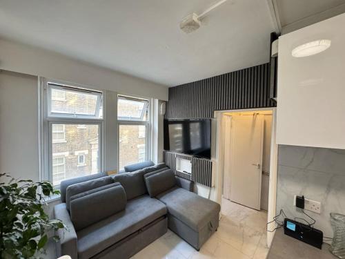 Nice 2 bedroom flat on first floor, Londres