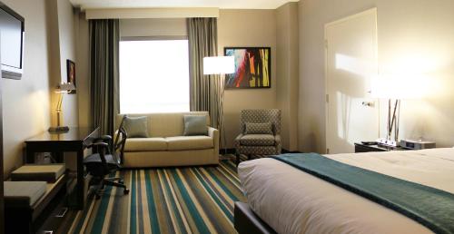 Signature Queen Room with Sofa image 2