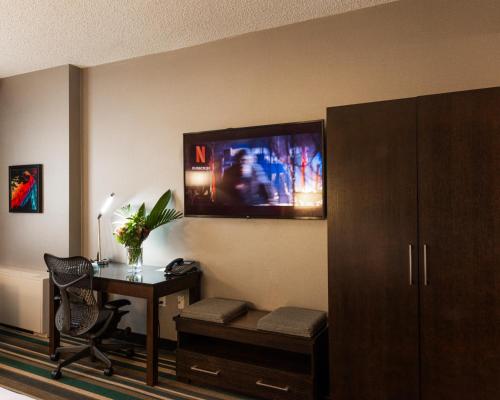 Signature Queen Room with Sofa image 4