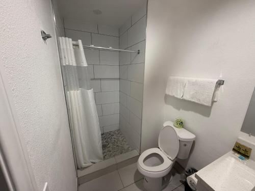 Hi-Way Host Motel - image 3