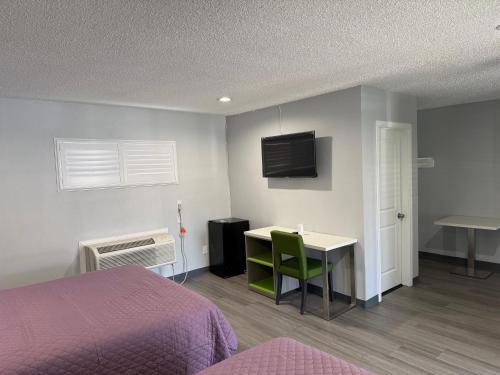 Hi-Way Host Motel - image 5