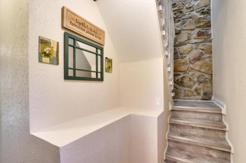 Updated Cobbly Nob Resort Home with Hot Tub! - image 28