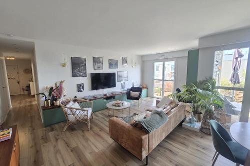 Apartment with terrace and view of Paris - image 5