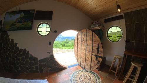 Casa Hobbit cerca a las montañas
