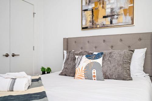 Brand New Condo with Balcony Washer Dryer 542Blvd