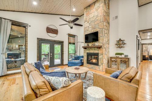Modern, Luxe Cabin in Broken Bow with Hot Tub!
