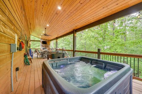Modern, Luxe Cabin in Broken Bow w/ Hot Tub!, Broken Bow (Foto 2)
