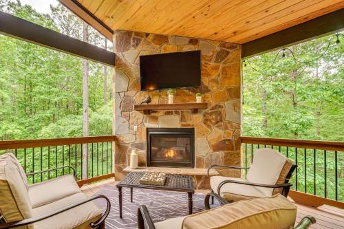 Modern, Luxe Cabin in Broken Bow w/ Hot Tub!, Broken Bow (Foto 3)