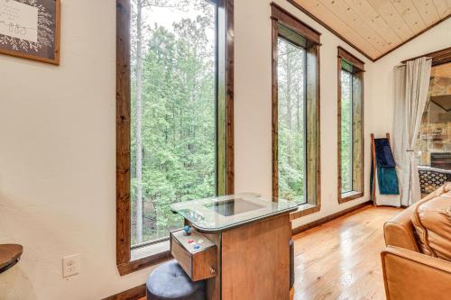 Modern, Luxe Cabin in Broken Bow w/ Hot Tub!, Broken Bow (Foto 5)