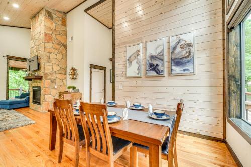 Modern, Luxe Cabin in Broken Bow w/ Hot Tub!, Broken Bow (Foto 7)