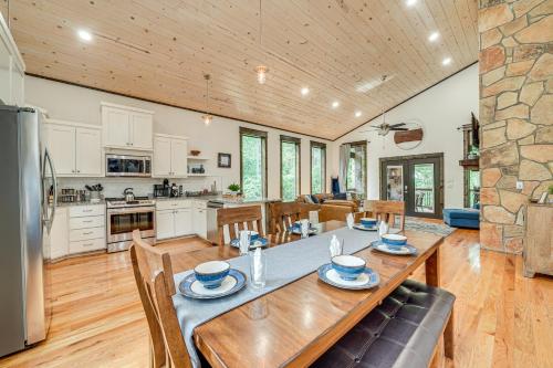 Modern, Luxe Cabin in Broken Bow w/ Hot Tub!, Broken Bow (Foto 8)