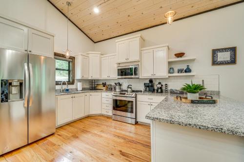 Modern, Luxe Cabin in Broken Bow w/ Hot Tub!, Broken Bow (Foto 9)