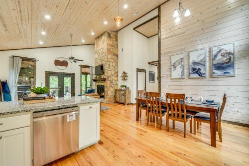 Modern, Luxe Cabin in Broken Bow w/ Hot Tub!, Broken Bow (Foto 10)
