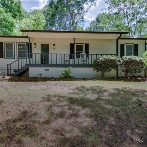 Athens (GA) Athens home with Deck Near Sanford Stadium 4-Star Single Room pool