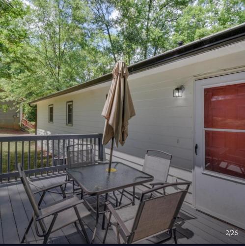 Athens (GA) Athens home with Deck Near Sanford Stadium 4-Star Single Room restaurant